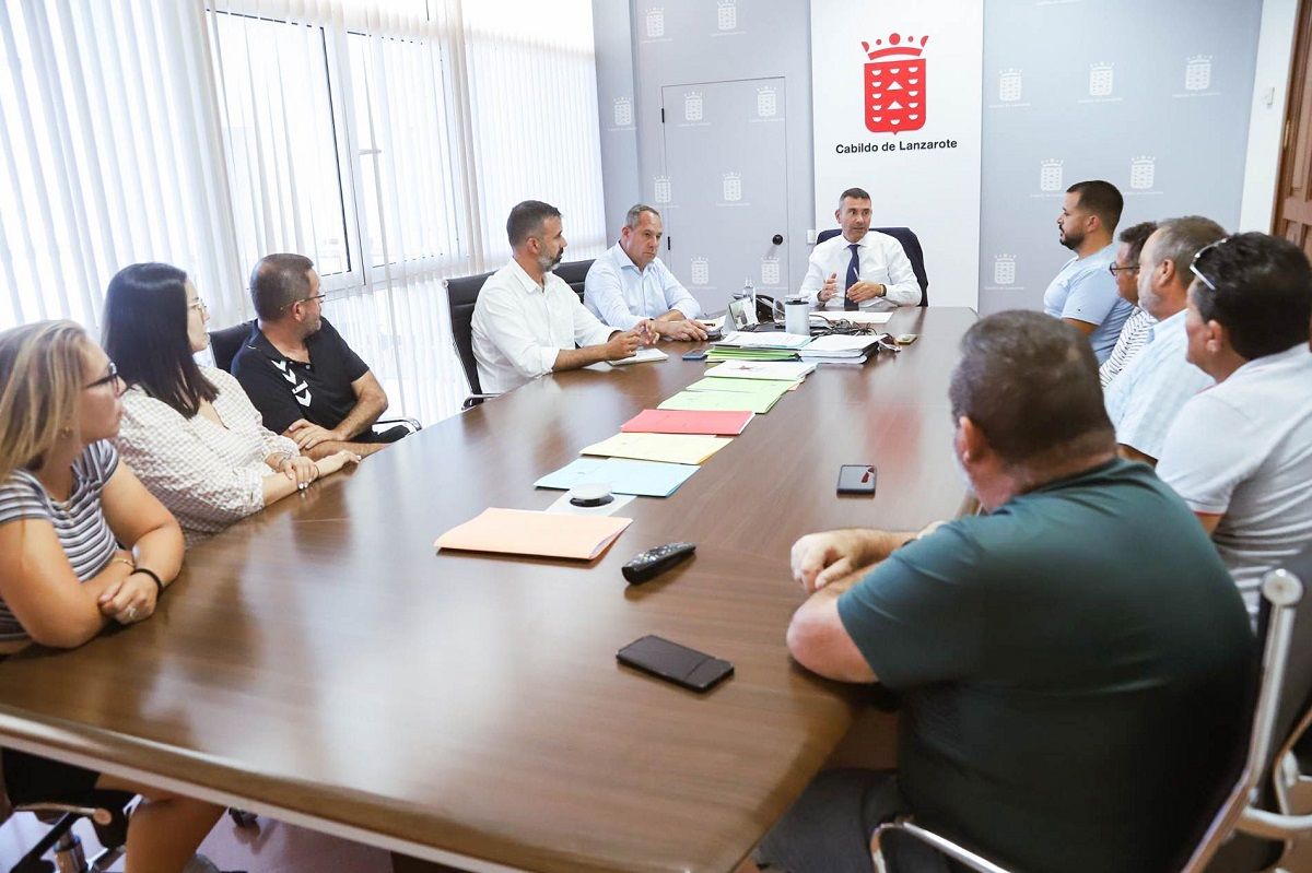 Reunión de El Cabildo de Lanzarote con lucha canaria y federaciones