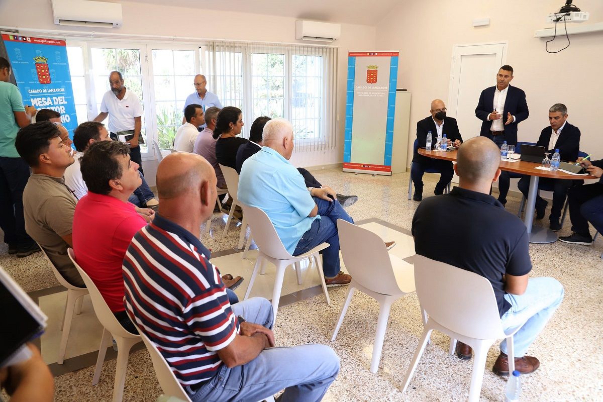 Reunión en la Granja Agrícola Experimental de Lanzarote 