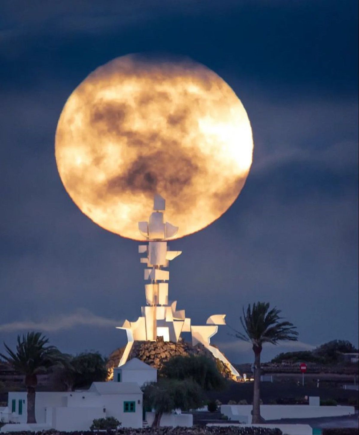 La superluna azul desde el Monumento al Campesino de César Manrique. Foto: Rafael Sánchez.