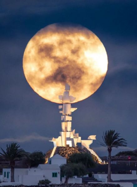 La superluna azul desde el Monumento al Campesino de César Manrique