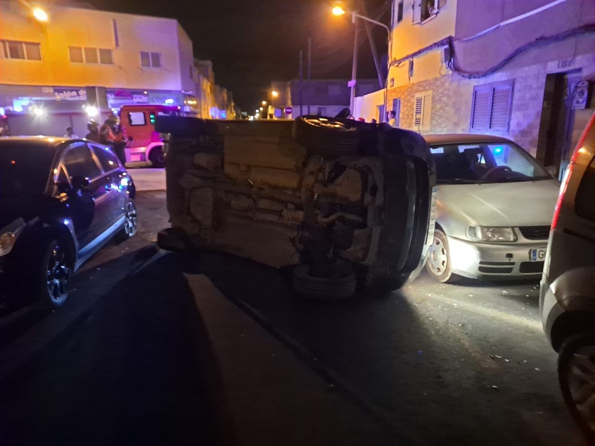 Coche volcado en Arrecife