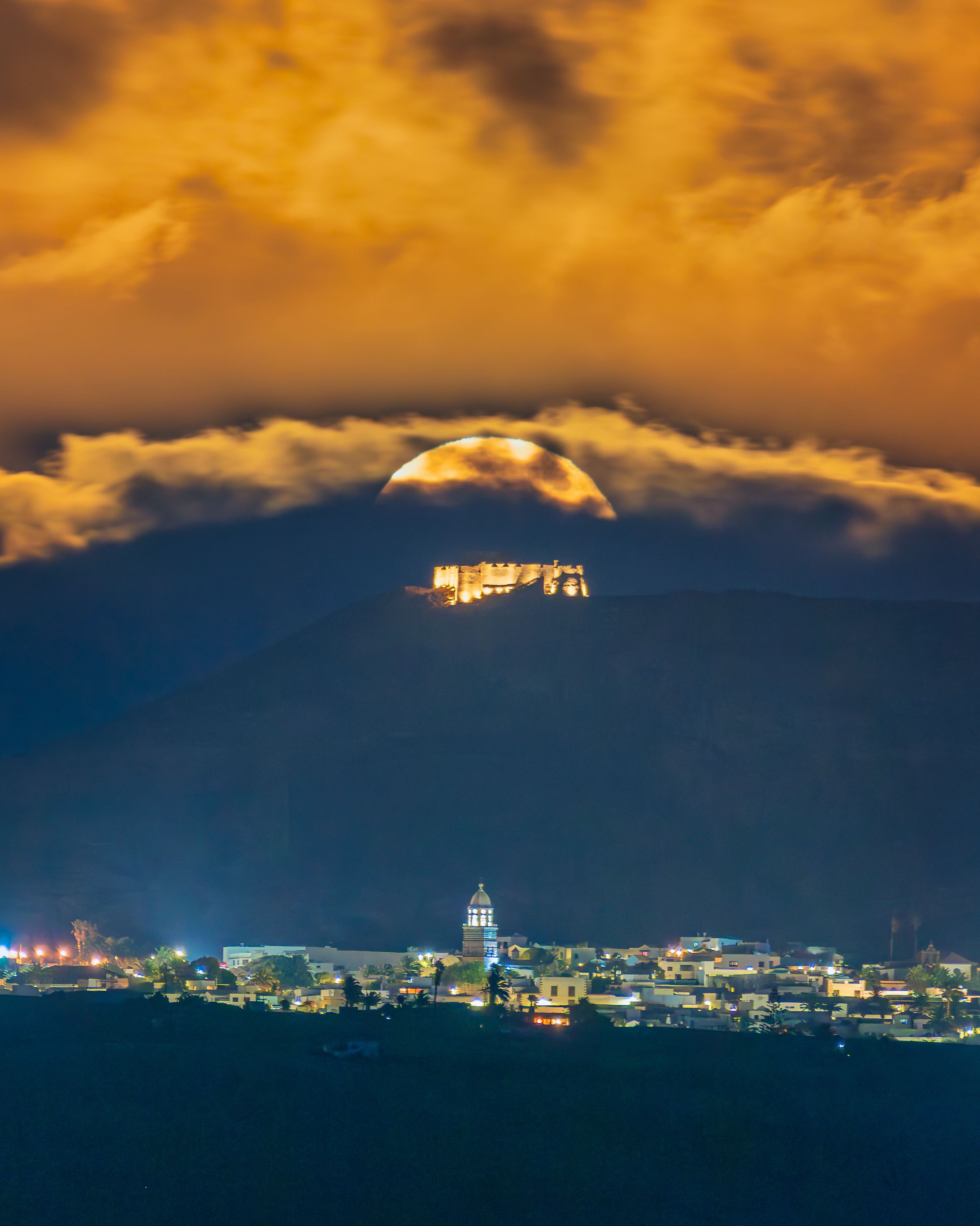 Fotografía de la superluna azul tras el Castillo de Guanapay. Foto: Juan José Cordero Valeriano