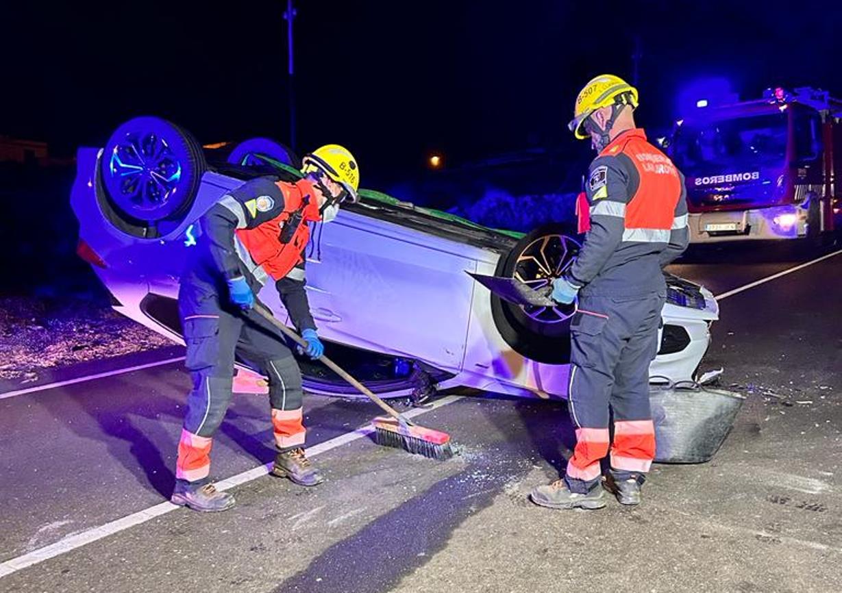 Un coche vuelca tras impactar contra un muro cerca de Tías