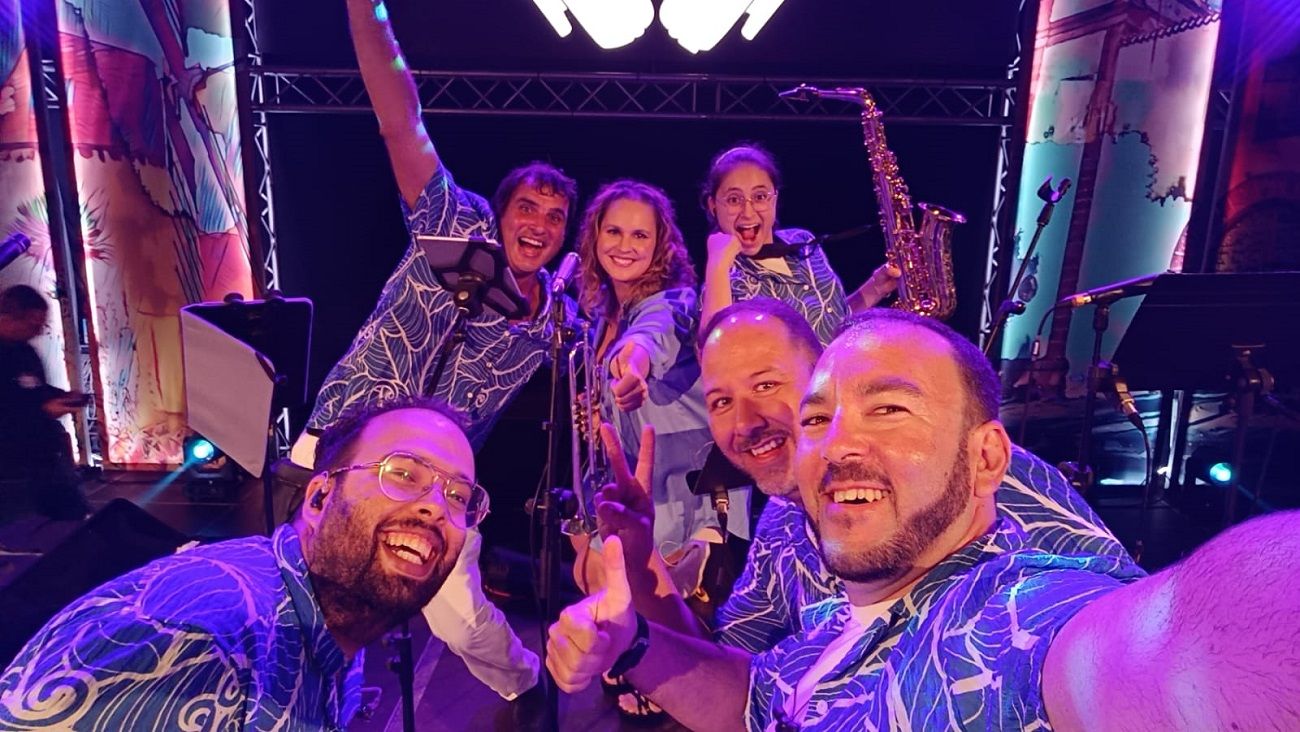 Los integrantes de la orquesta 'Mambo Latino' en una de sus actuaciones