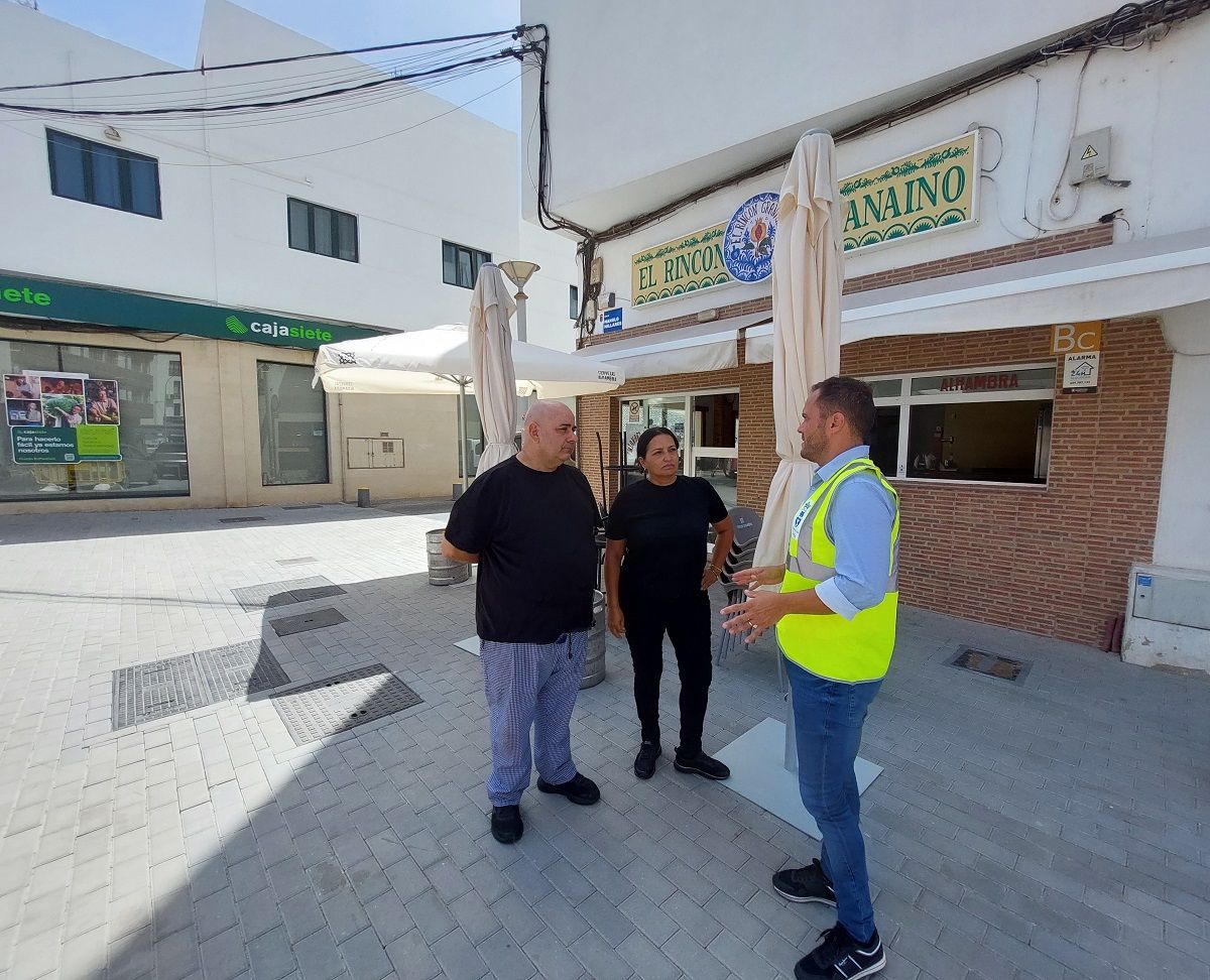 Yonathan de León y los hosteleros en la calle Manolo Millares