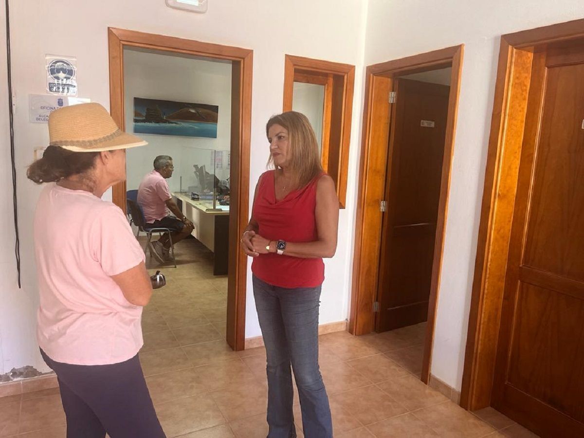 La consejera de Hacienda y Contratación, María Jesús Tovar, en La Graciosa