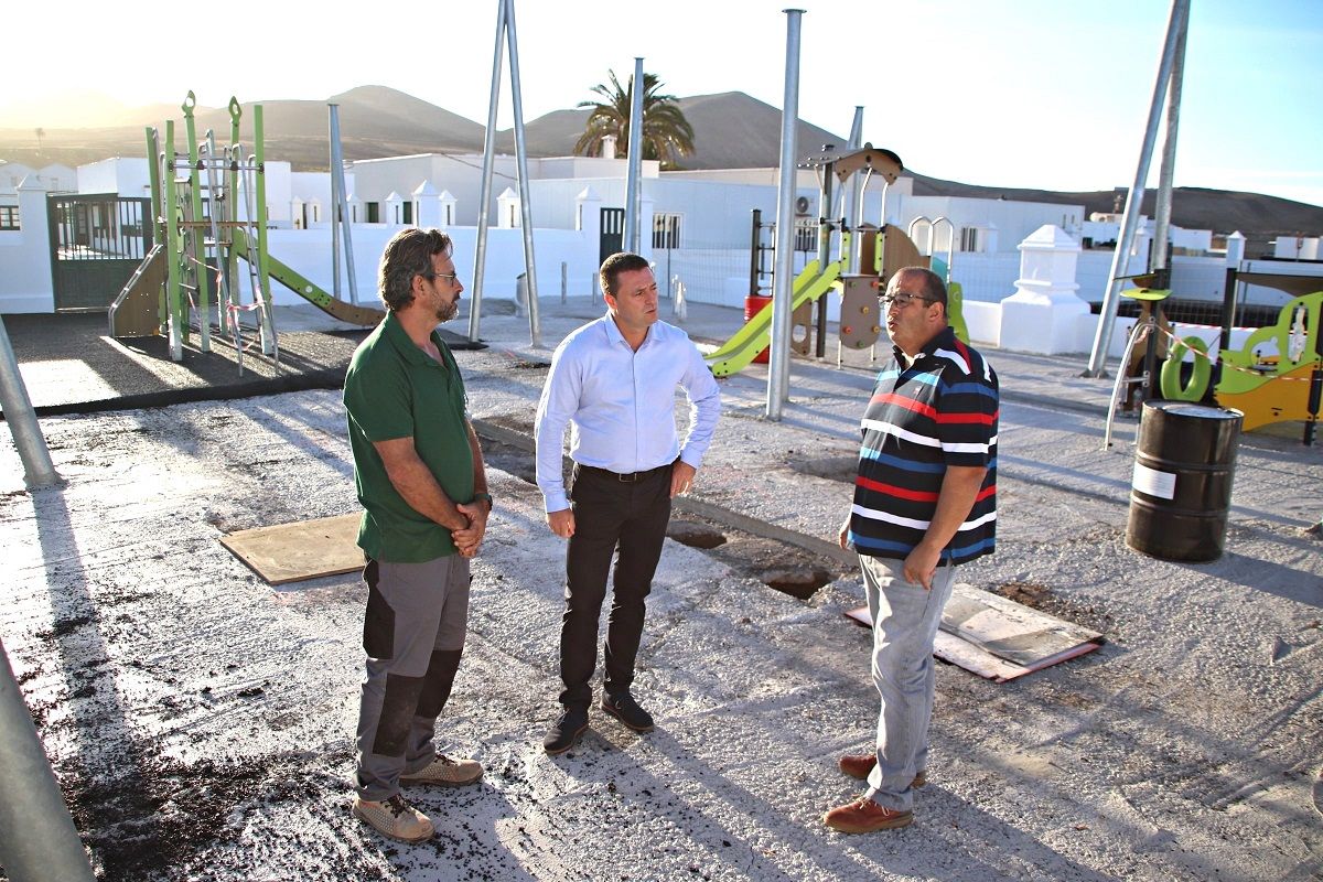 Óscar Noda,  Rubén Arca y el responsable de la empresa en el parque infantil inclusivo de Uga