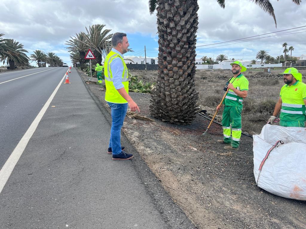 El vicepresidente y consejero de Obras Públicas, Jacobo Medina, durante una visita para comprobar el estado de los márgenes de las carreteras.
