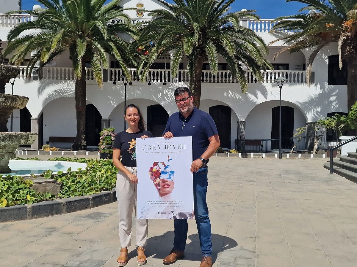 Isidro Pérez y Mónica de León con el cartel del certamen en San Bartolomé Isidro Pérez y Mónica de León con el cartel del certamen en San Bartolomé