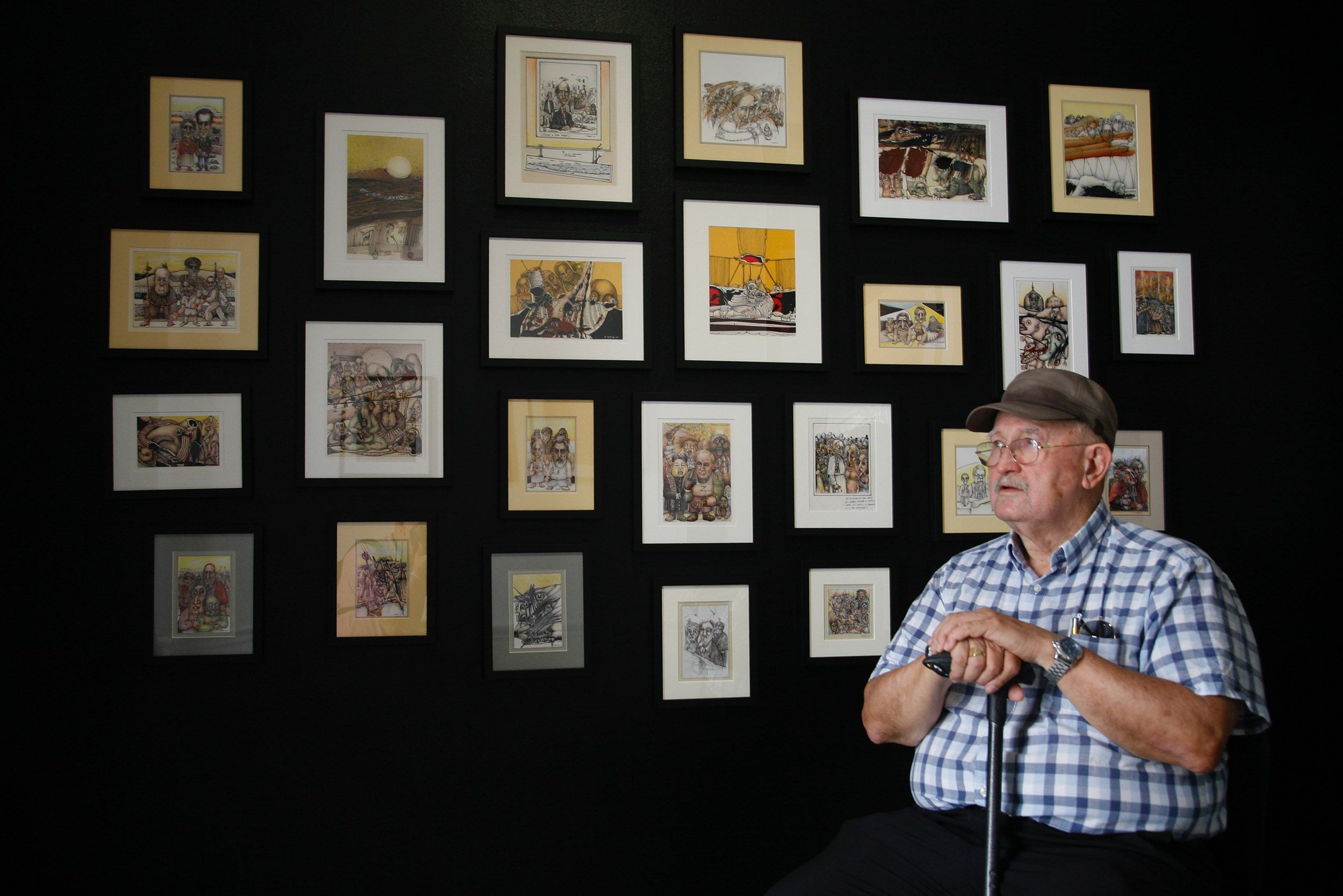 El dibujante y pintor Santiago Alemán junto a su exposición 'Contra el olvido' en Arrecife. Foto: José Luis Carrasco.