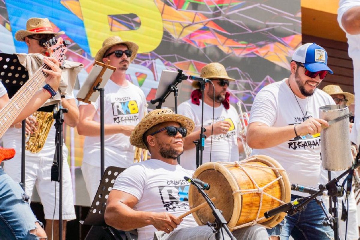 Componentes de la orquesta  'Rikabanda' en una de sus actuaciones