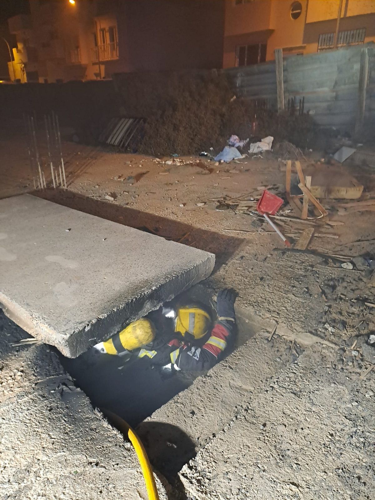 Los bomberos extinguiendo el incendio en la obra abandonada de Arrecife