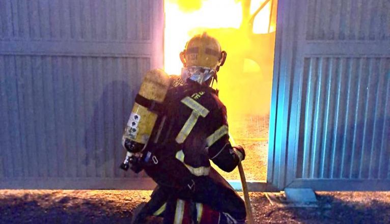 Los bomberos apagando el incendio del camión de reparto en Arrecife Los bomberos apagando el incendio del camión de reparto en Arrecife