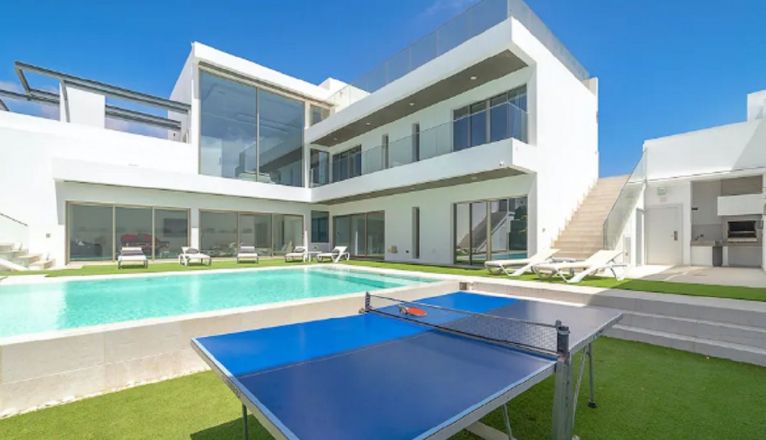 Piscina de una de las villas de lujo ofertadas en Costa Teguise (Lanzarote).