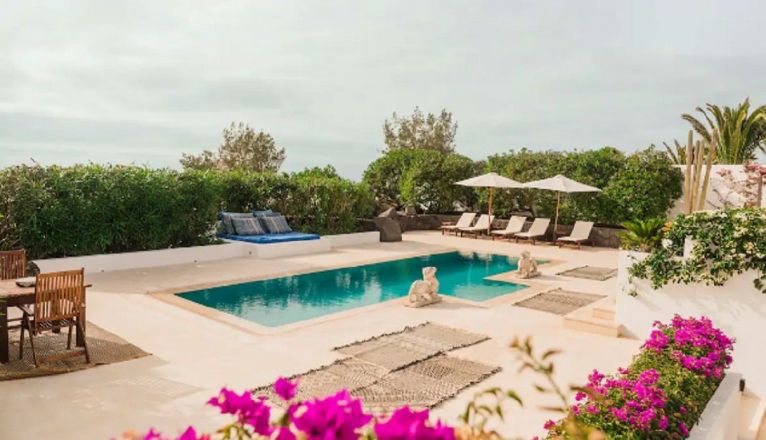 Piscina de una de las villas de lujo ofertadas en Lanzarote