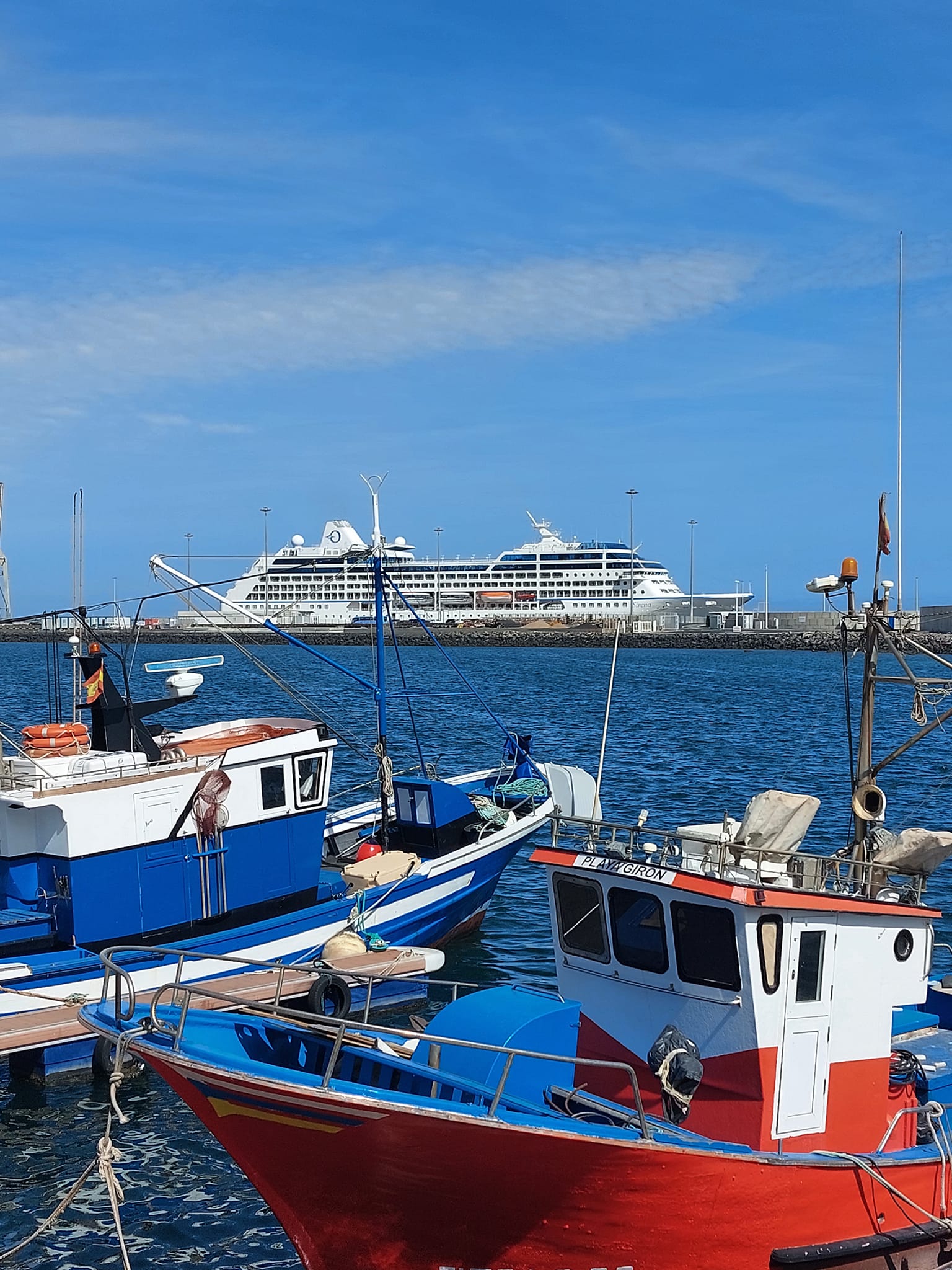 Escala del MS Sirena en el muelle de Cruceros de Arrecife, con pequeños atuneros atracados en el muelle de Naos, ayer en la capital de Lanzarote