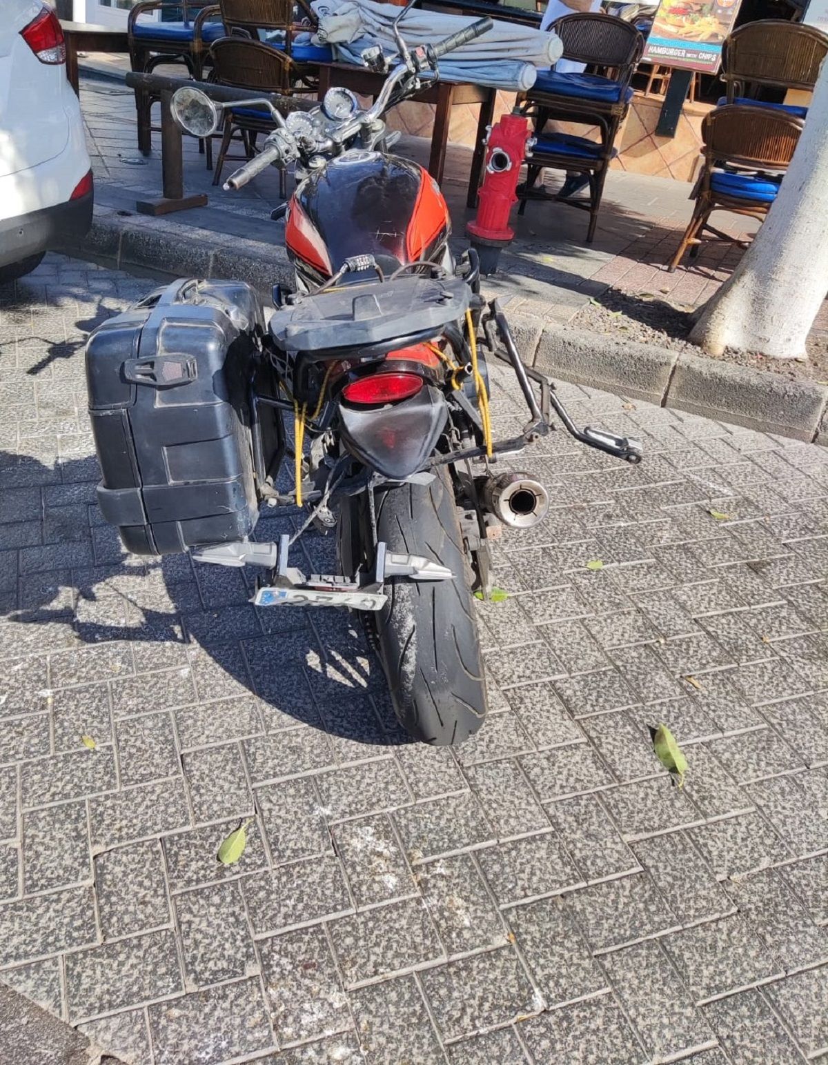 Motocicleta con el impacto tras el accidente