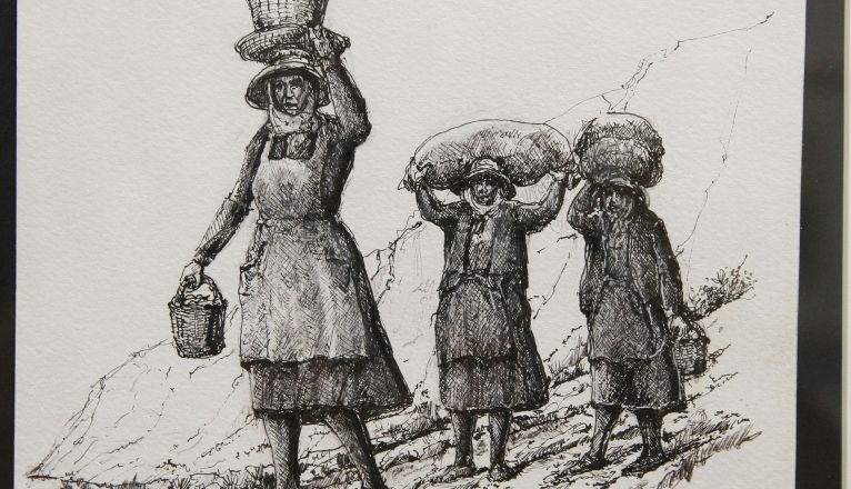 Las mujeres gracioseras que subían el Risco de Famara ataviadas con la sombrera, por Santiago Alemán. Foto: José Luis Carrasco. Las mujeres gracioseras que subían el Risco de Famara ataviadas con la sombrera, por Santiago Alemán. Foto: José Luis Carrasco.