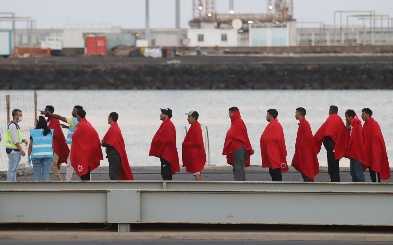 Asistencia en tierra de migrantes en Puerto de Naos (Foto: José Luis Carrasco)