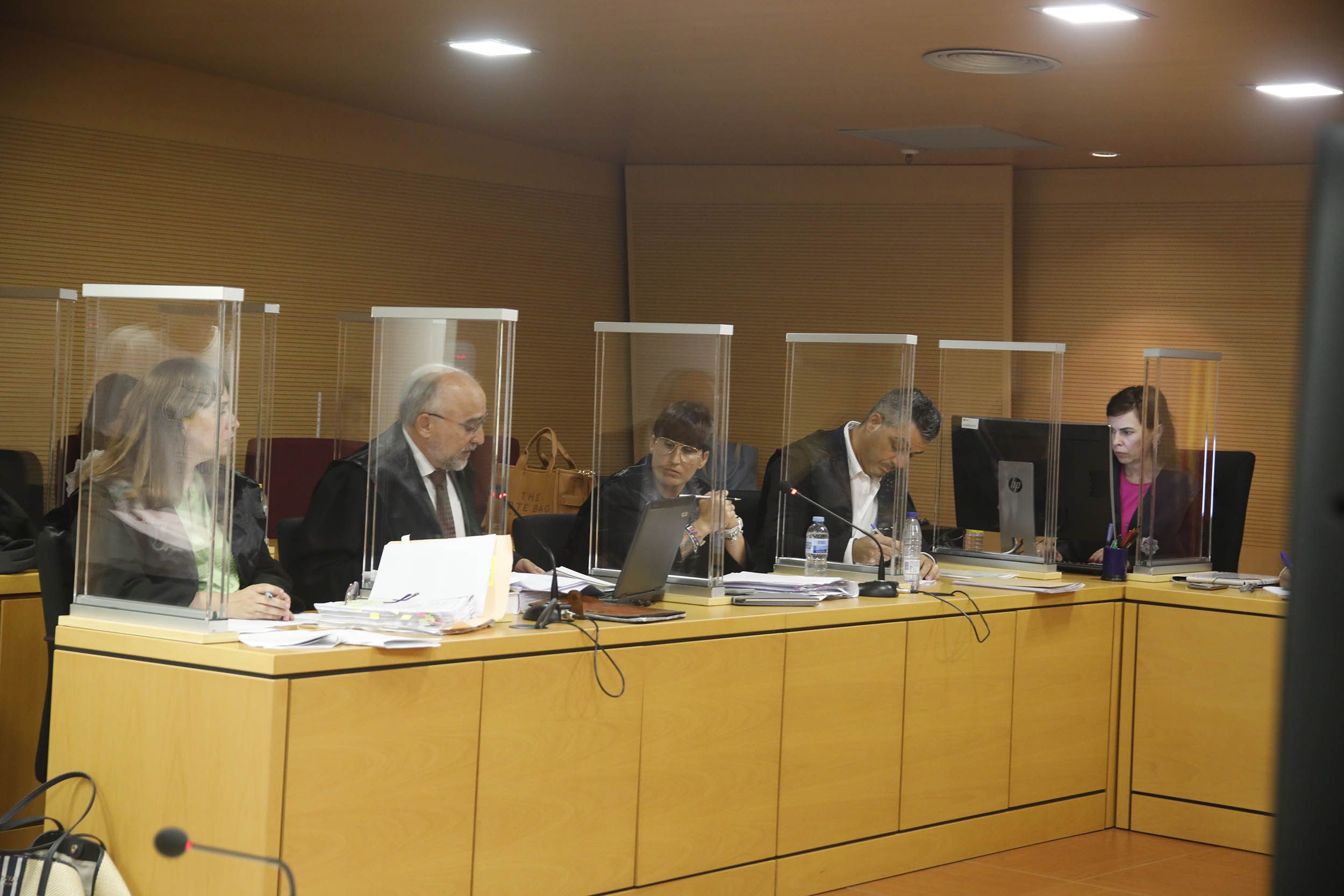 Los abogados defensores de los acusados del asalto a una vivienda en La Florida (San Bartolomé). Foto: José Luis Carrasco.