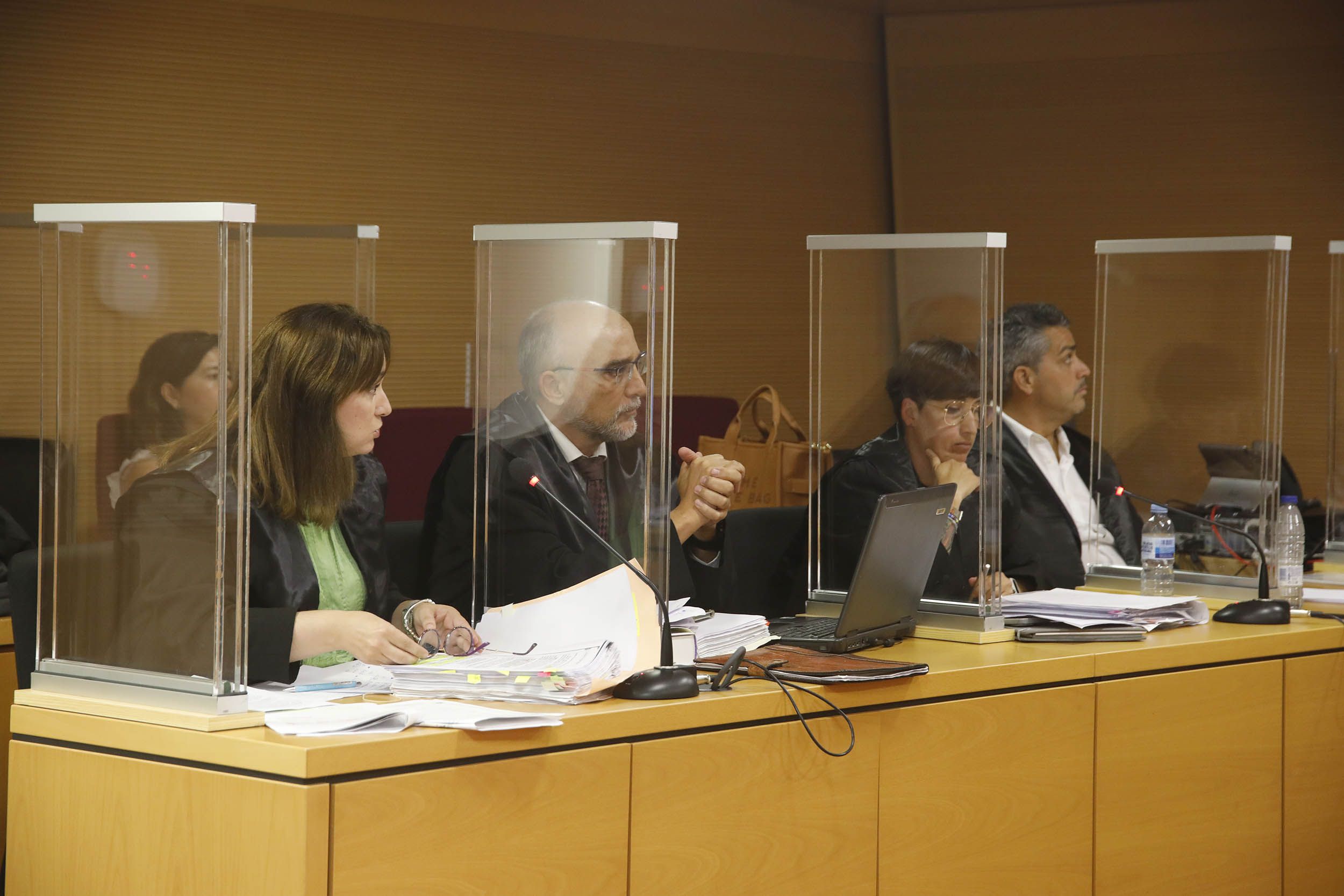 Los abogados defensores de los acusados del asalto a una vivienda en La Florida (San Bartolomé). Foto: José Luis Carrasco.