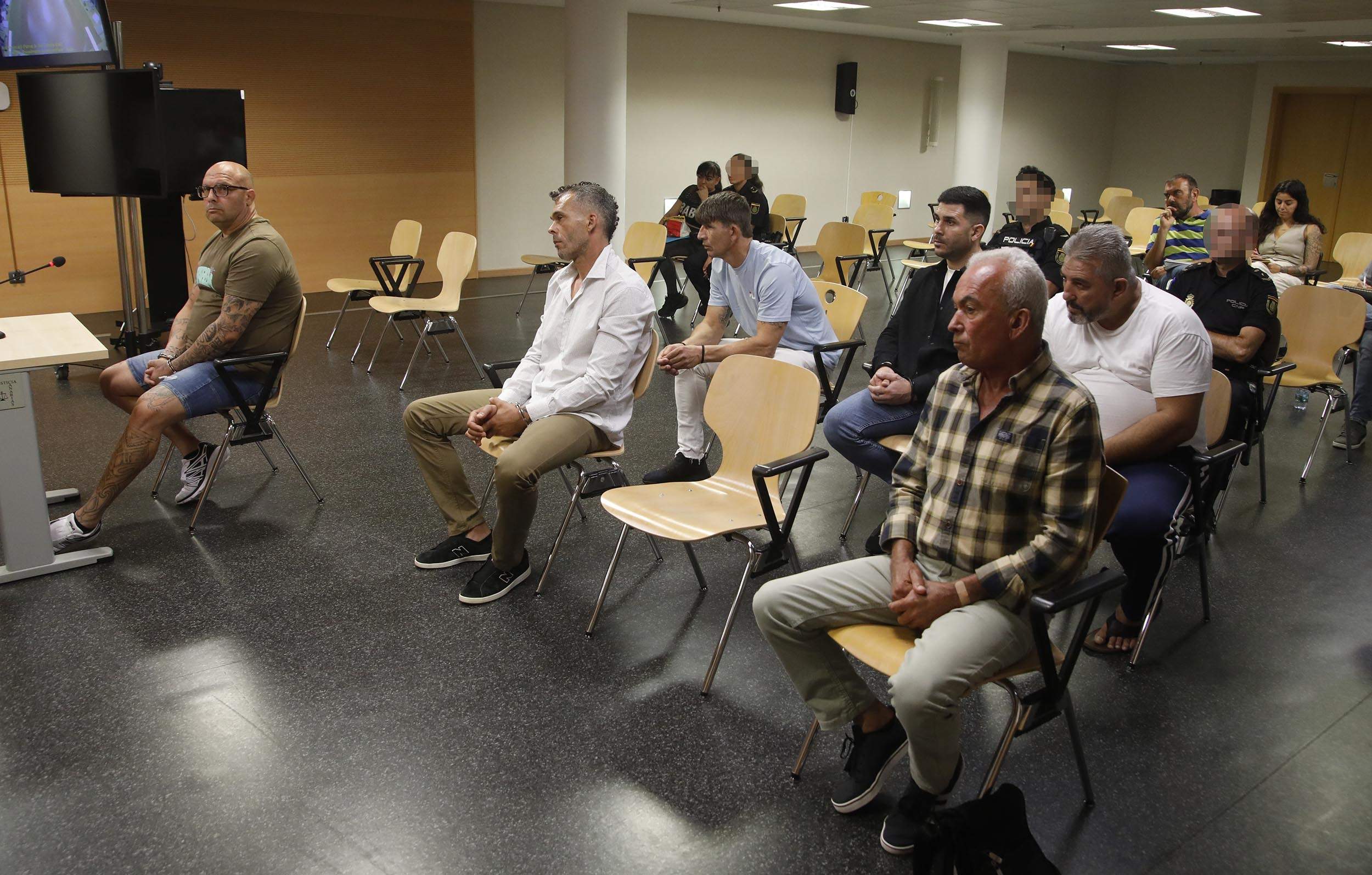 Los acusados del asalto a una vivienda en La Florida (San Bartolomé). Foto: José Luis Carrasco.