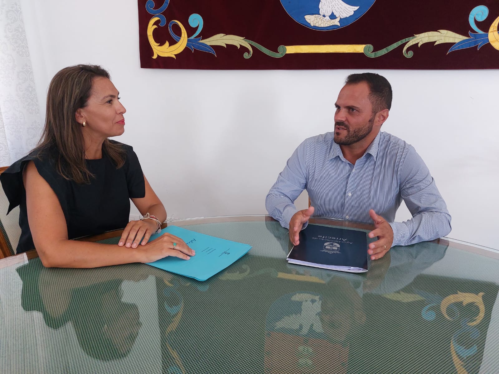 Maite Corujo y Yonathan de León. Foto: Ayuntamiento de Arrecife.