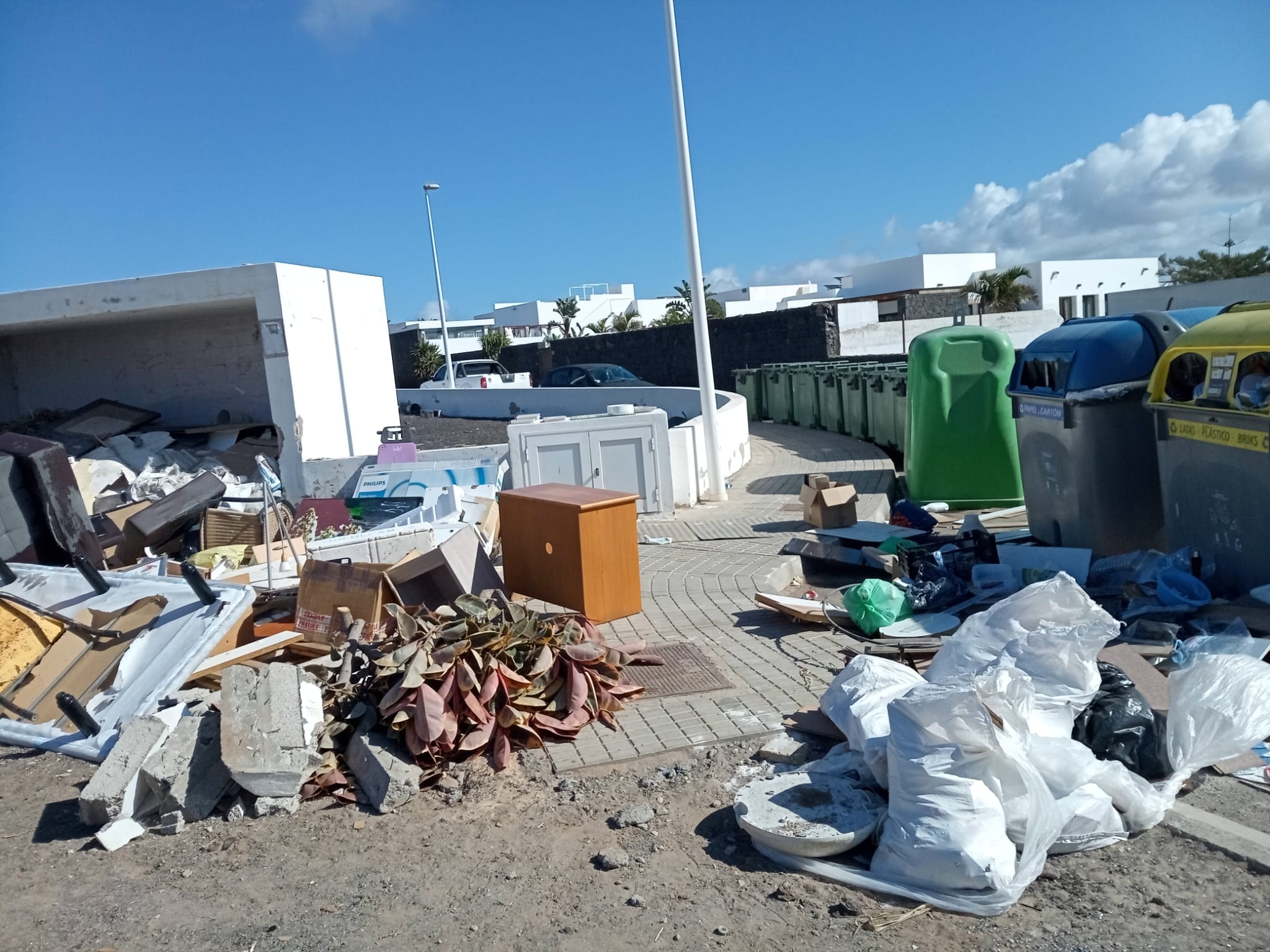 Una zona llena de basura y escombros en la calle China en la urbanización Val Paraíso de Playa Blanca. 