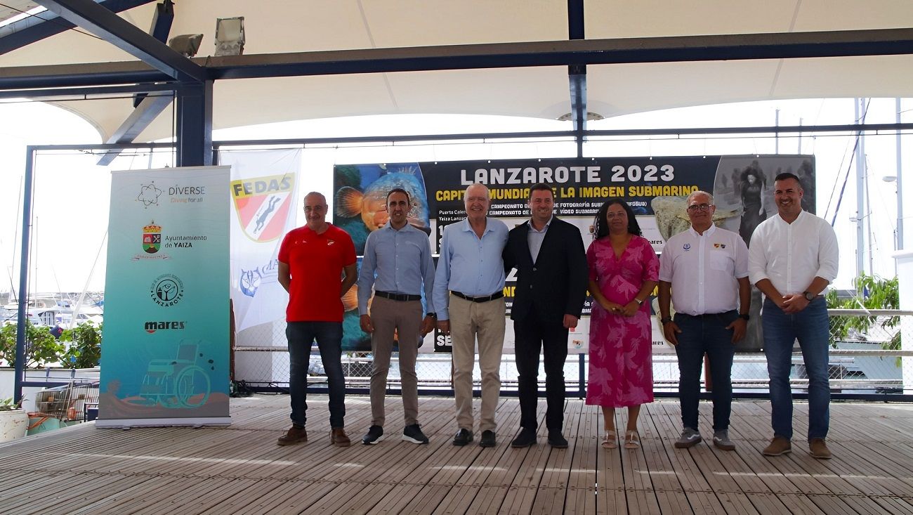 Los miembros de Ayuntamiento de Yaiza en la presentación de los concursos de fotografía