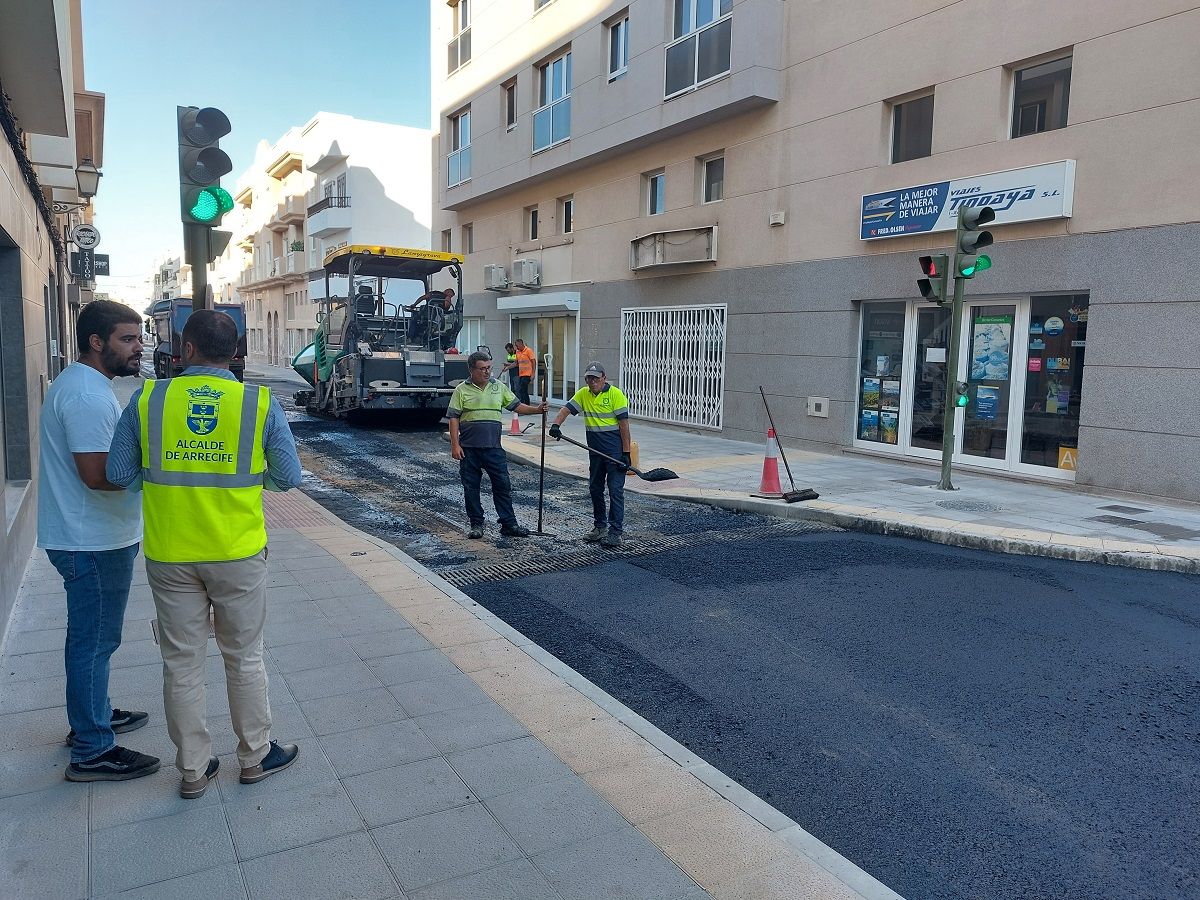 Yonathan de León supervisando el reasfaltado de la calle Portugal en Arrecife