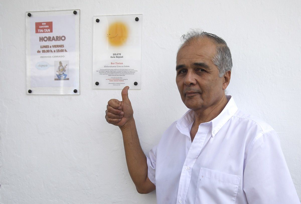 El dueño del Tin-Tan, Juan José Gutiérrez junto con su 'Solete' (Foto: José Luis Carrasco)