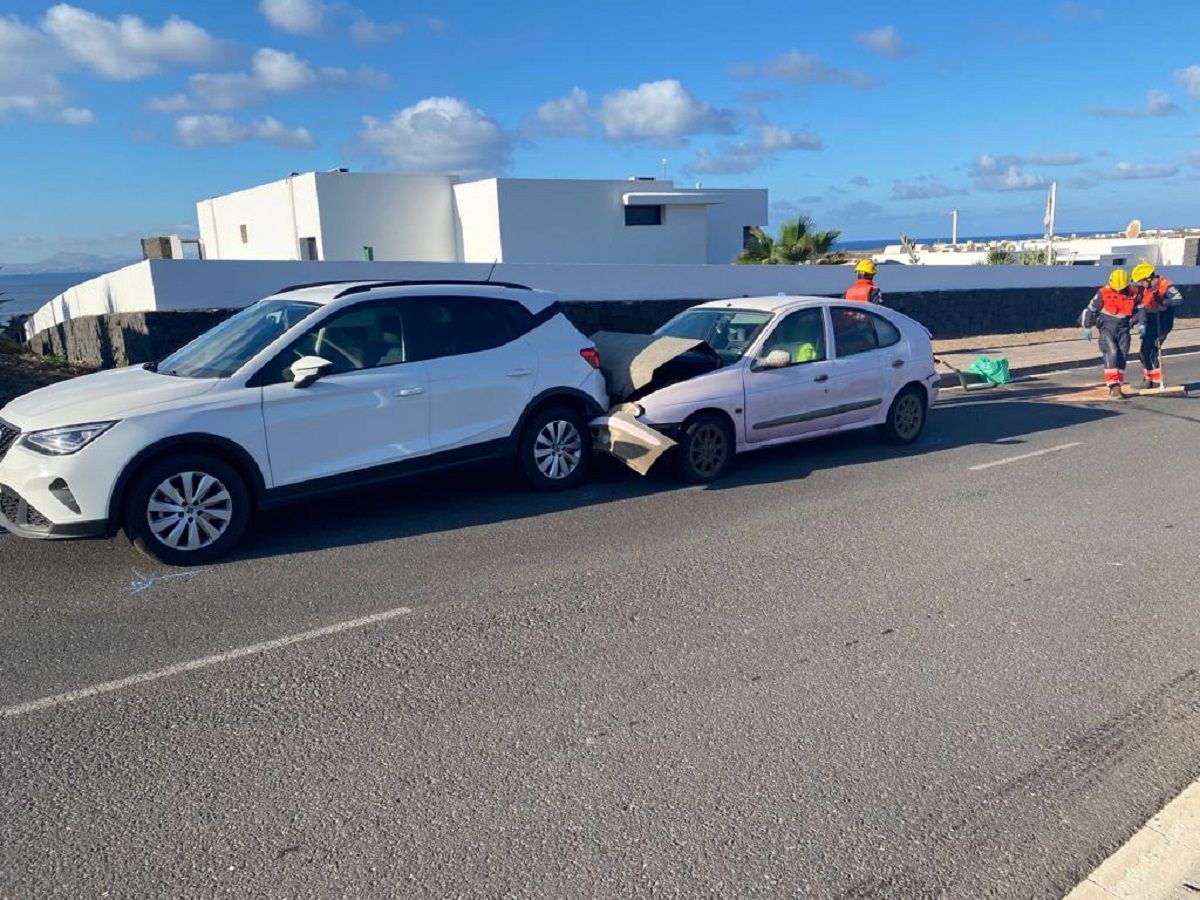 El choque entre los dos coches y una moto en Playa Blanca