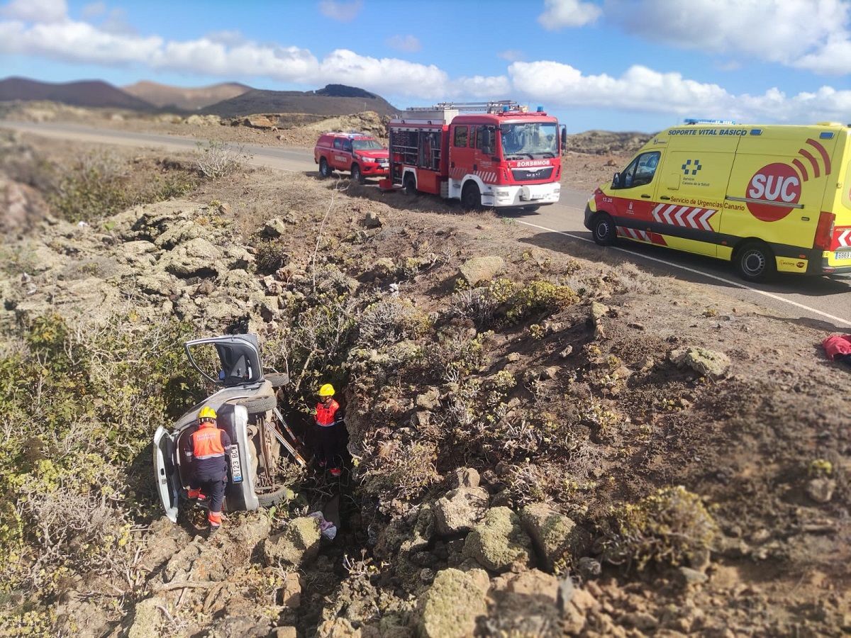 Los bomberos rescatando a la persona en el interior del coche en el jameo