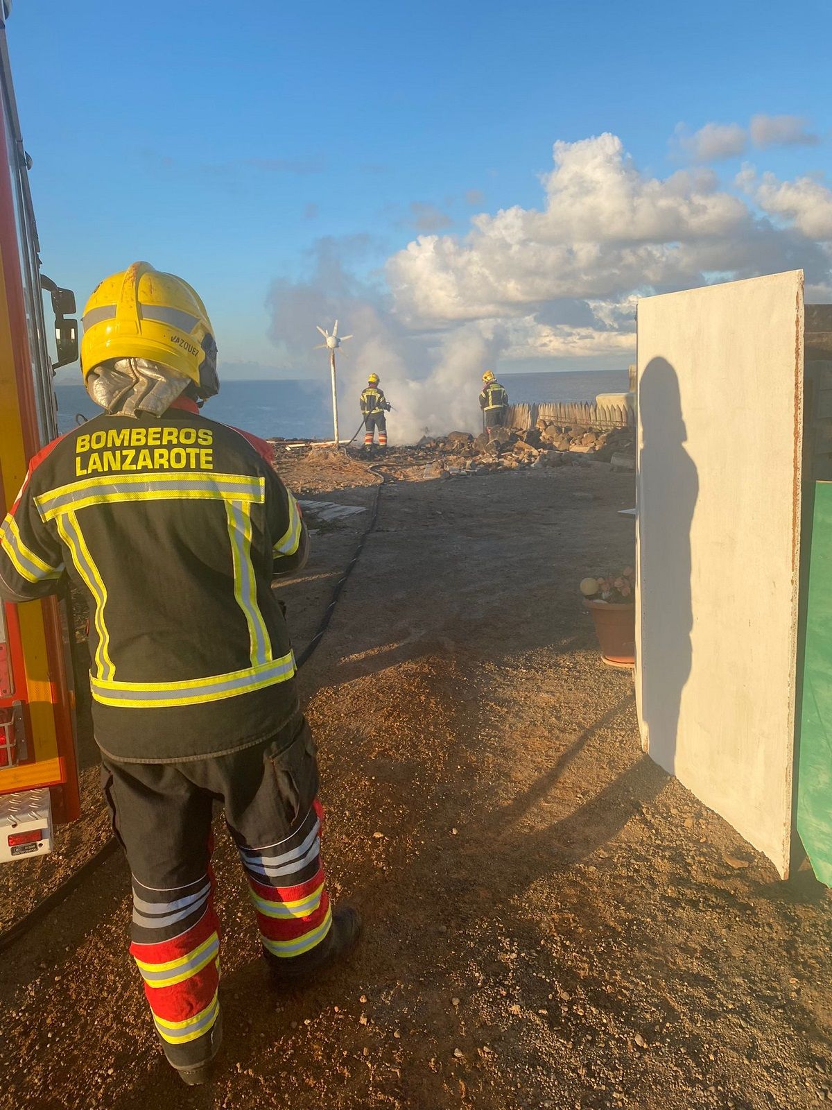 Los bomberos apagando el incendio en la casa abandonada de Playa Blanca