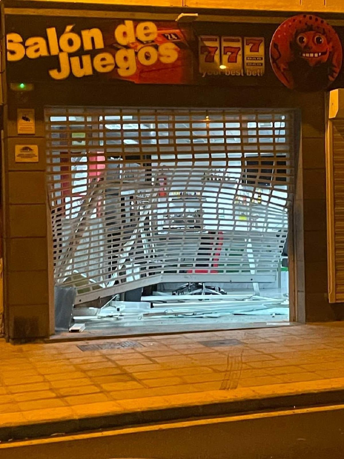 La persiana rota tras el robo en el salón de juegos en Arrecife