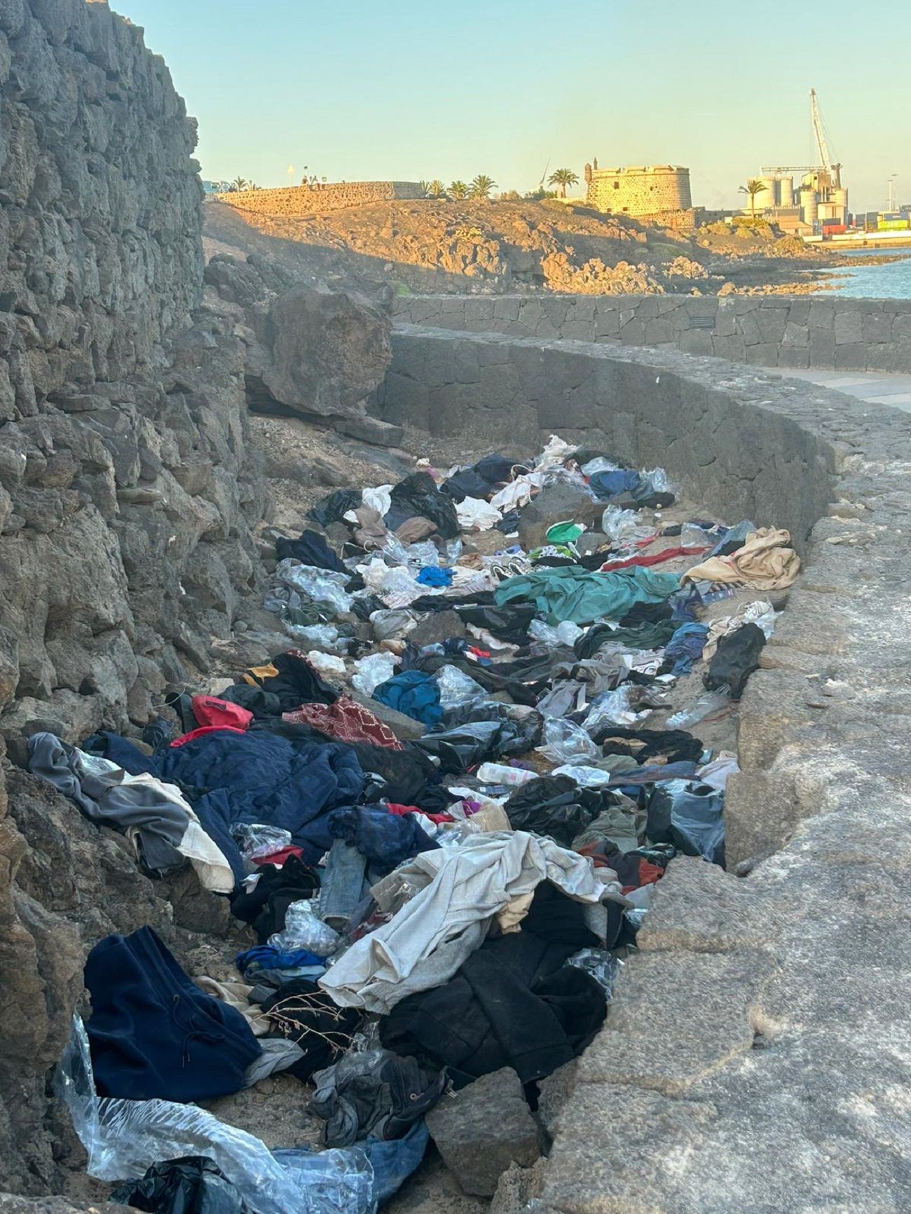 Los residuos en la zona del muelle en Arrecife