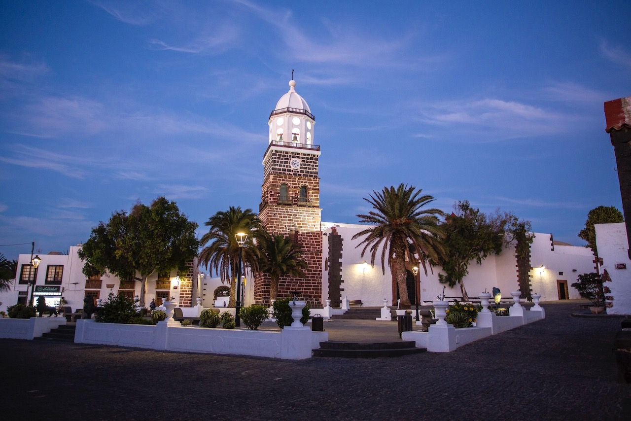 La Plaza de los Leones en La Villa del municipio de Teguise, cuyos declarantes tienen la mayor renta disponible en la isla.