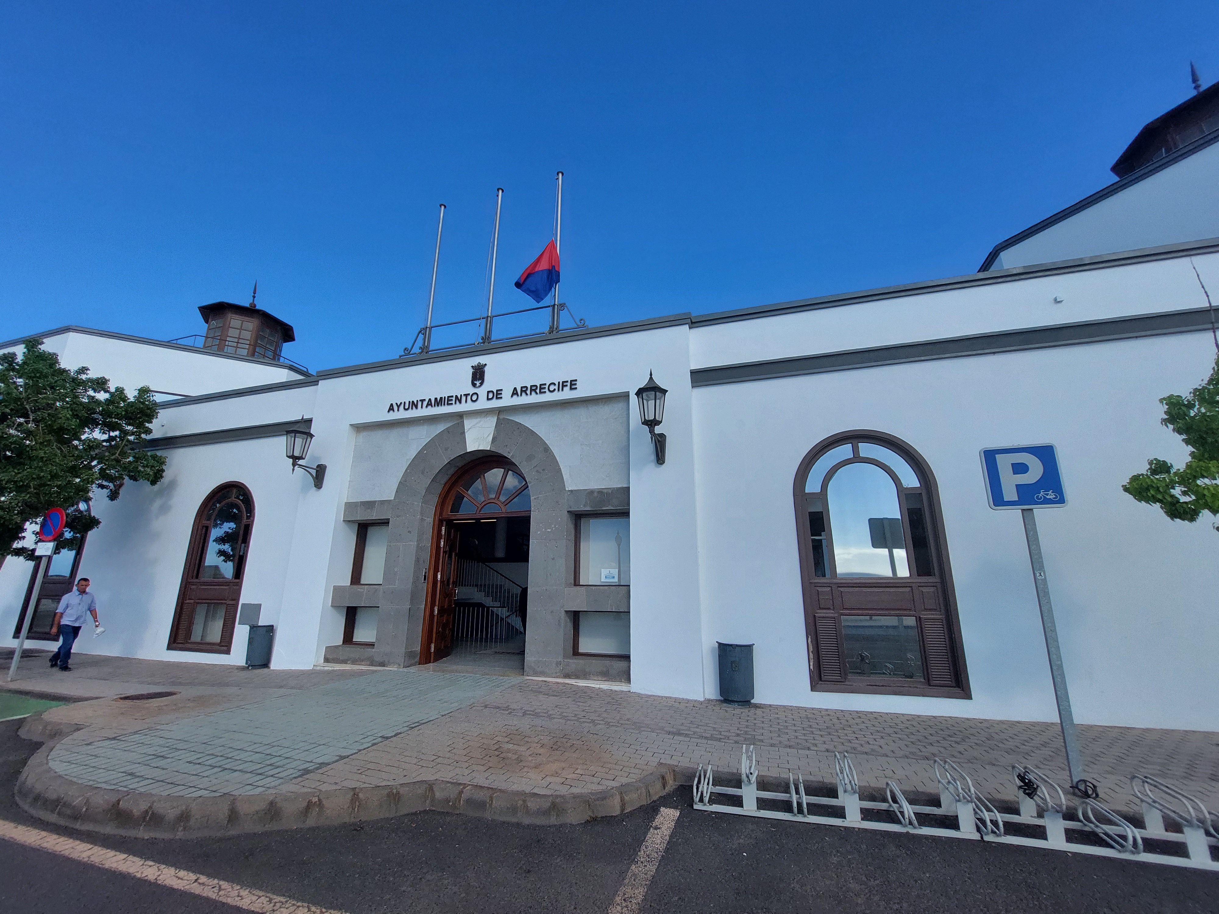 La bandera oficial de Arrecife ondea a media asta por luto oficial tras el fallecimiento de José María Espino