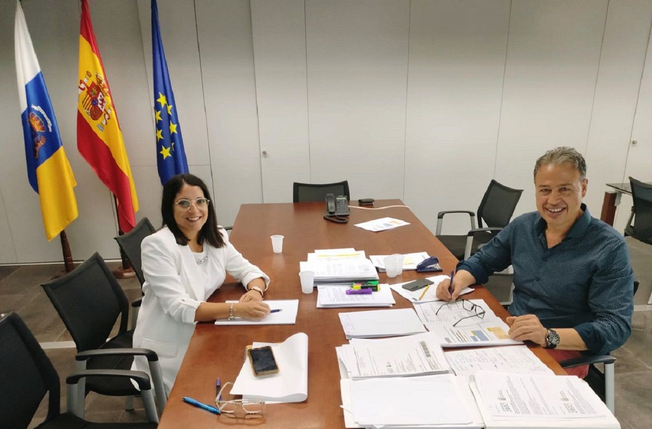 Karina Centeno junto al director del Instituto Canario de la Vivienda, Antonio Jesús Ortega