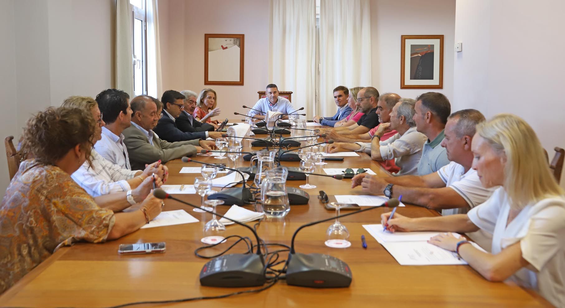 Reunión del presidente del Cabildo, Oswaldo Betancort, con la directiva de la Federación Turística de Lanzarote (FTL). Foto: Cabildo de Lanzarote.
