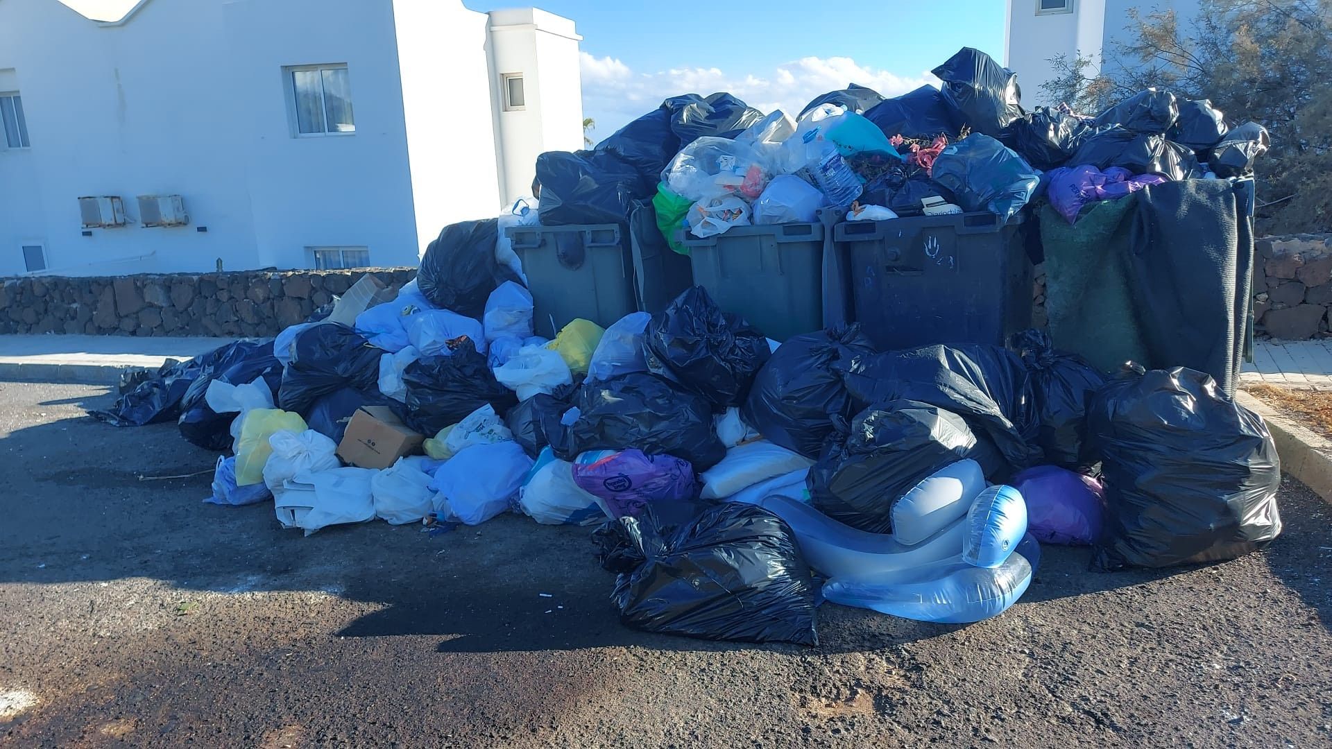 Bolsas de basura acumulada en un contenedor de Playa Blanca. Foto: Partido Popular Lanzarote.