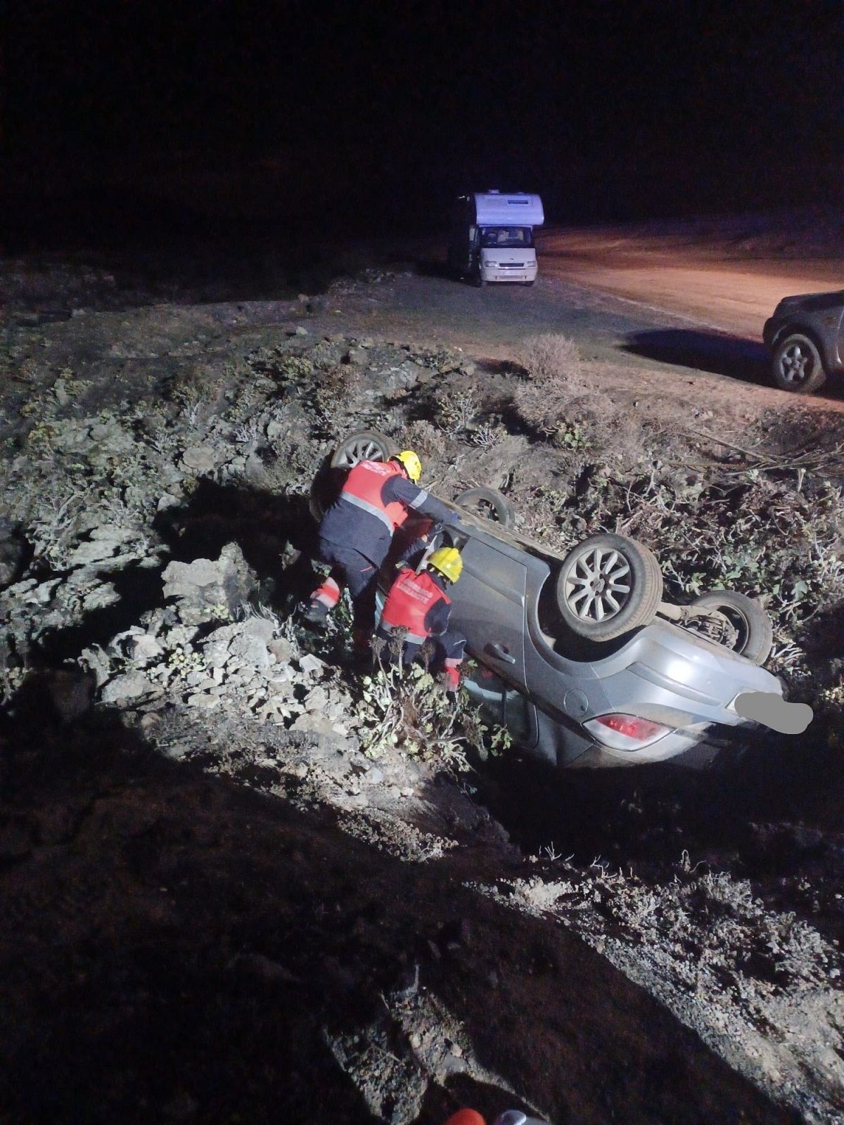 El vehículo volcado en Tinajo