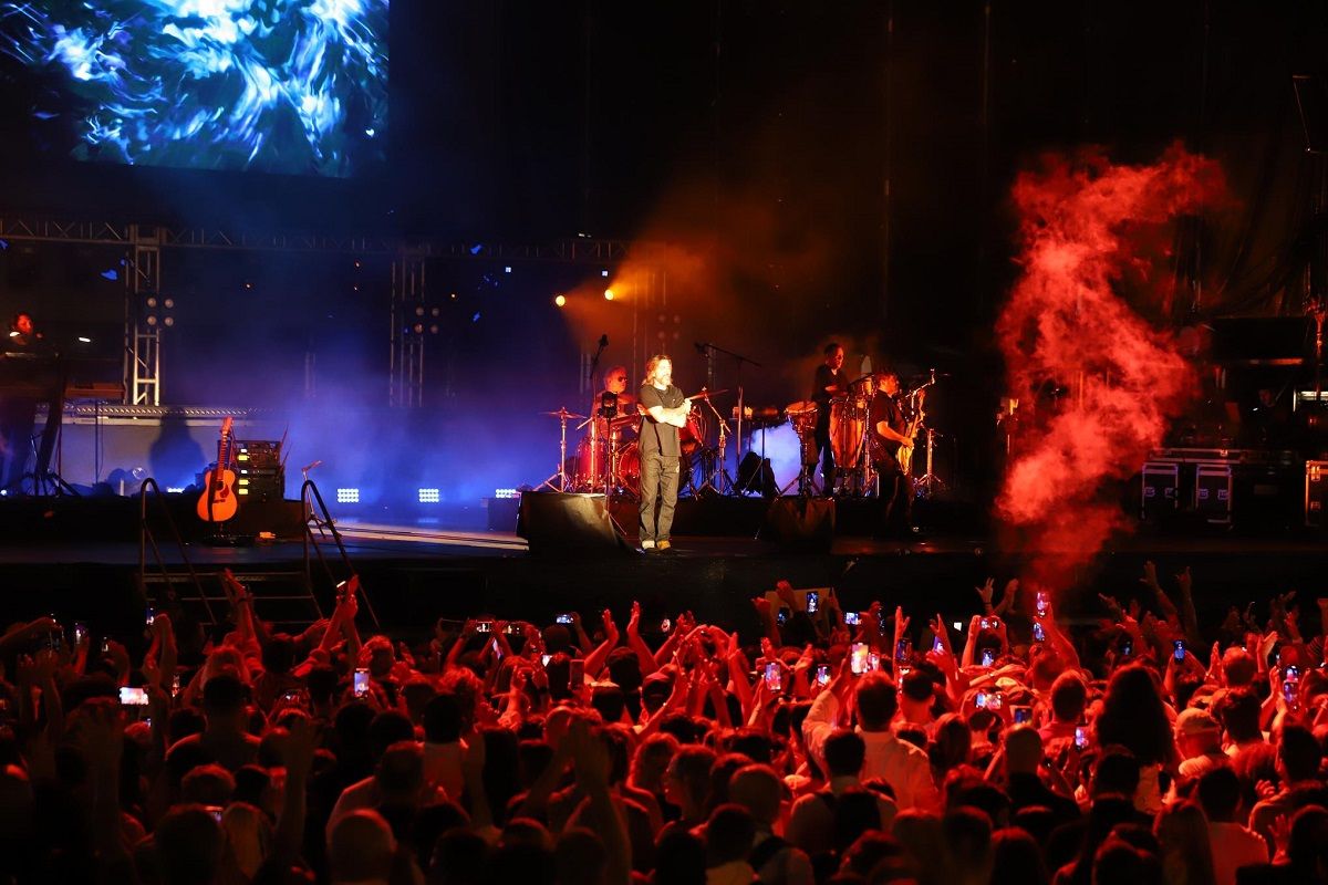 Juanes en el escenario en su concierto en Los Dolores