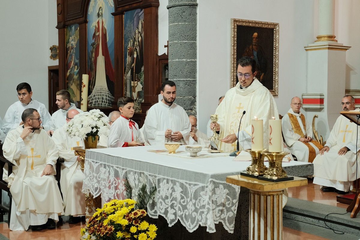 Alejandro Carmona en su primera misa en Arrecife