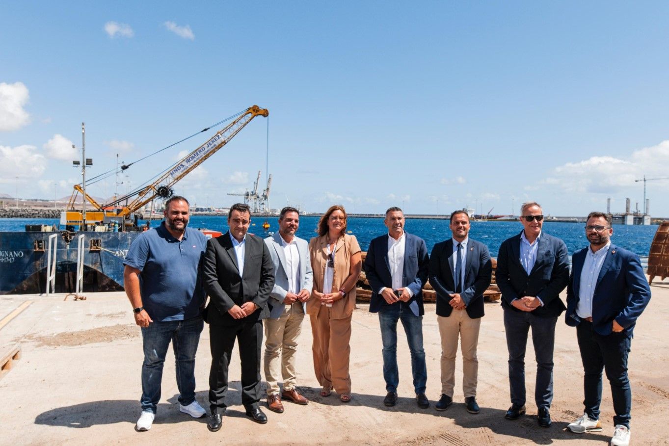 Visita de la presidenta de la Autoridad Portuaria de Las Palmas a la zona en obras para ampliar el dique de cruceros en Arrecife