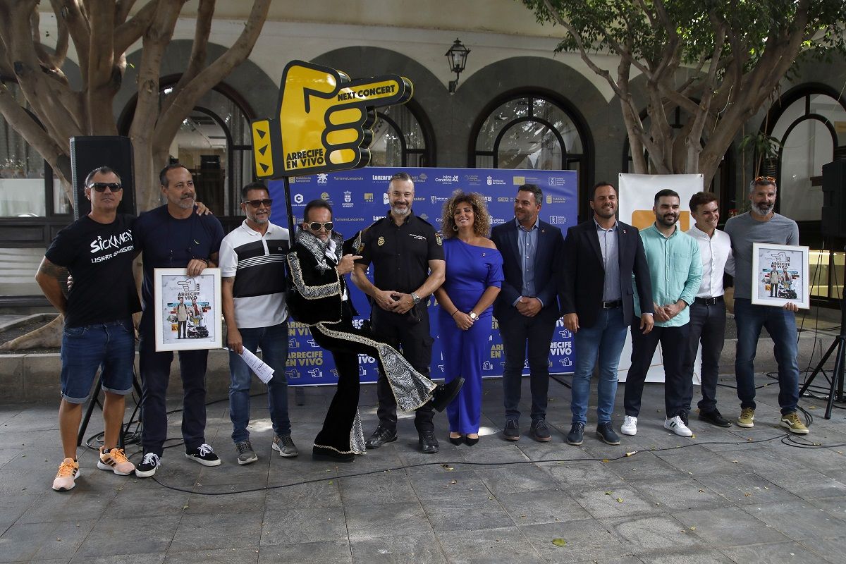 Los miembros de Ayuntamiento de Arrecife y los organizadores del festival en el acto (Foto: Juan Mateos)
