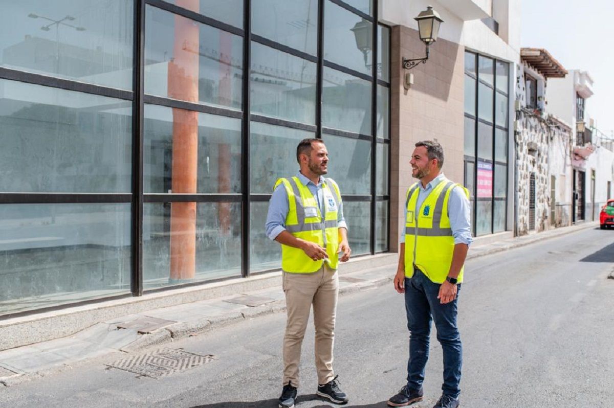 El vicepresidente, Jacobo Medina, junto al alcalde y concejal de Obras, Yonathan de León en 'El Almacen'
