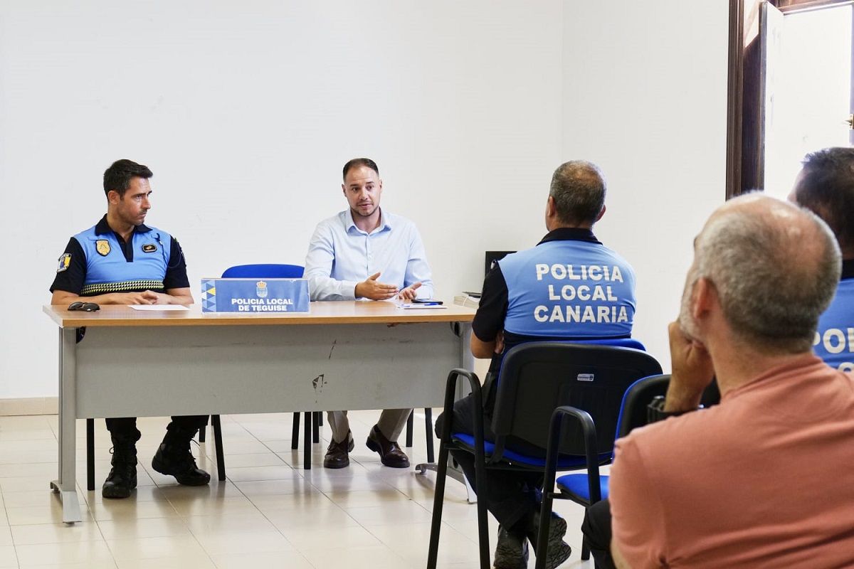Ginés González durante una reunión con la Policía Local de Teguise