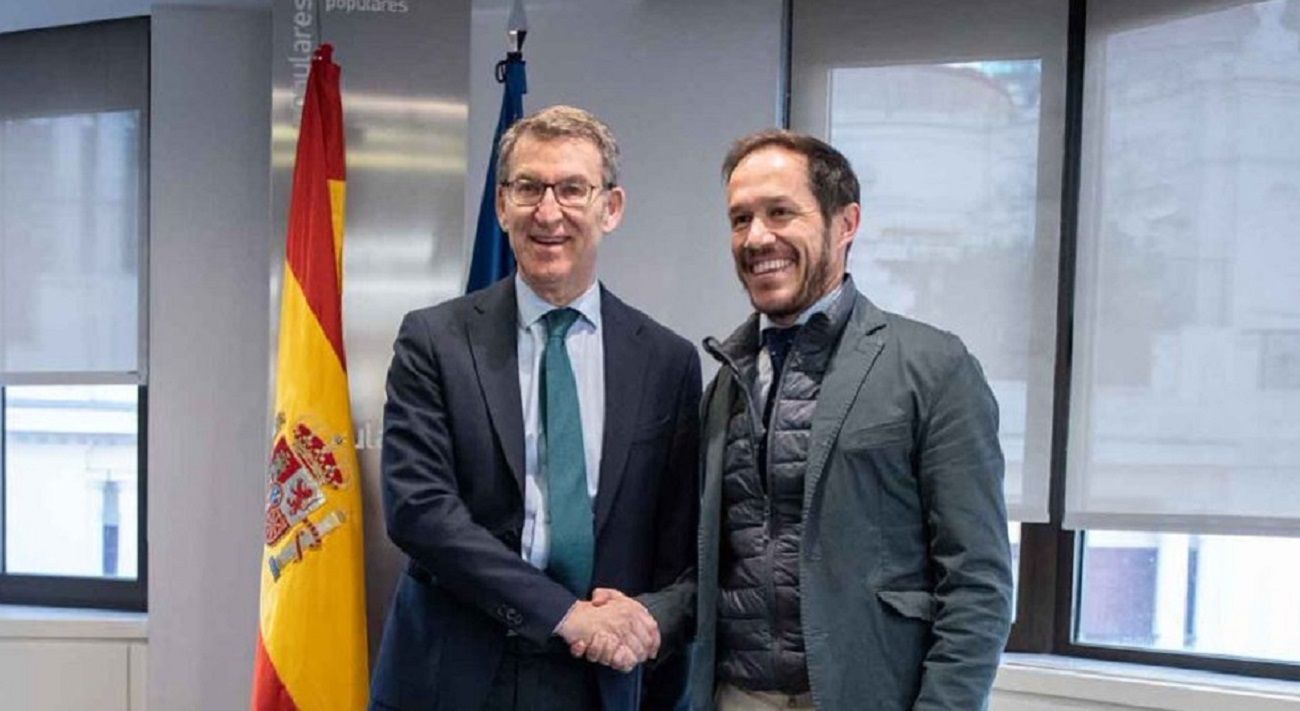 El consejero Hernández Zapata con el líder de su partido, Alberto Nuñez Feijoo.