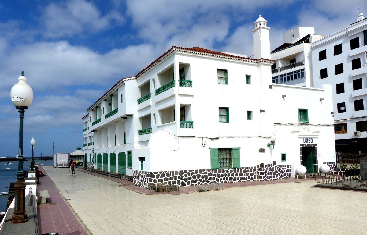 Fachada de la UNED en Lanzarote